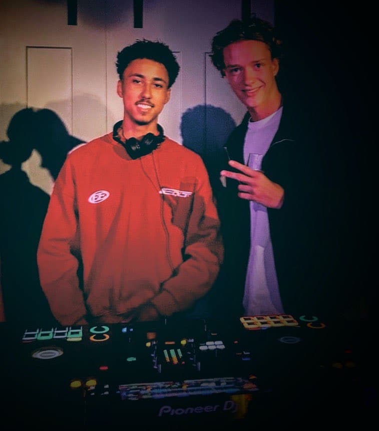 Djurny achter de booth